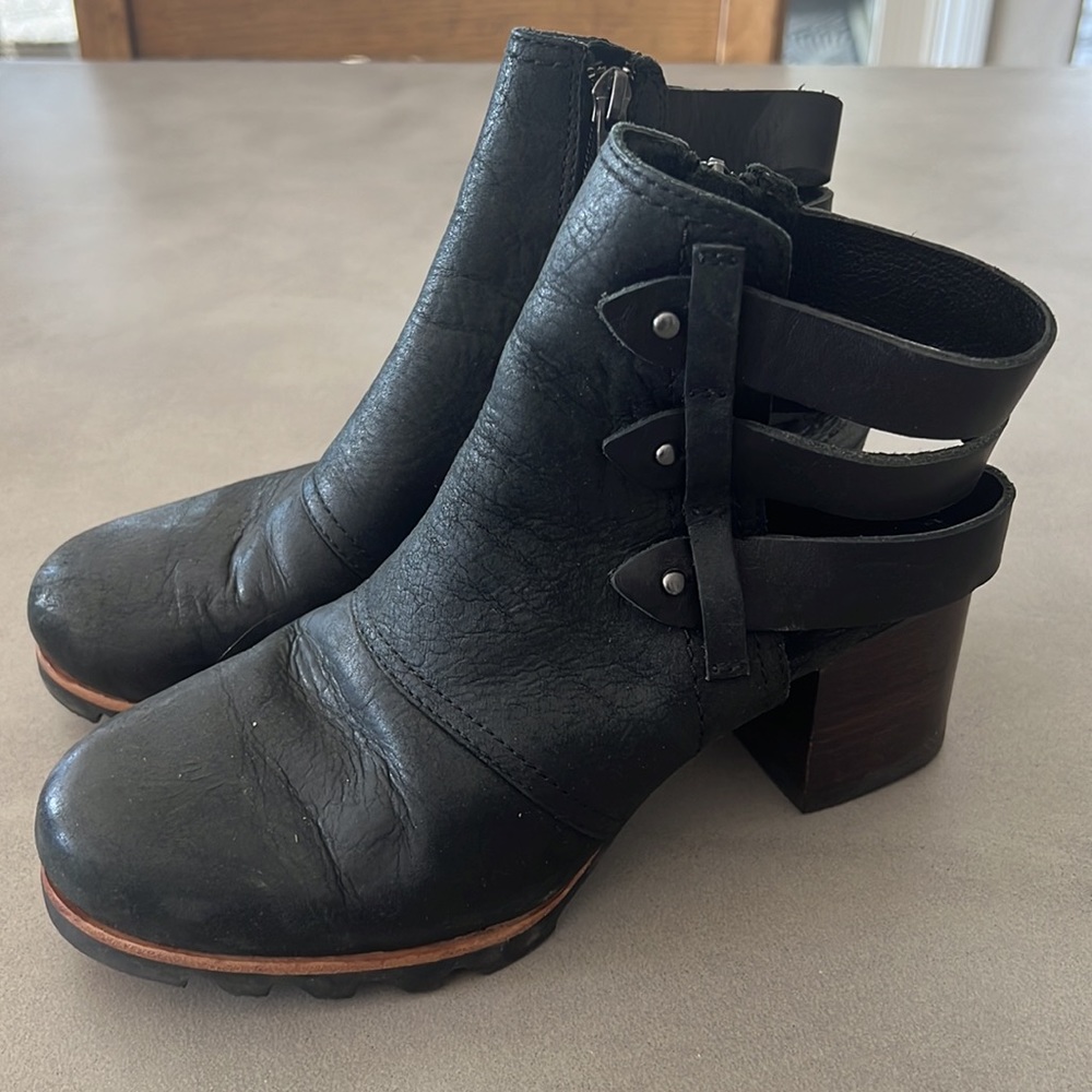 Gently worn someone’s Sorel zip up shoes in size 8 - Picture 2 of 7